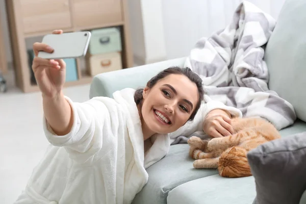 Young Woman Taking Selfie Cute Funny Cat Home — Stock Photo, Image