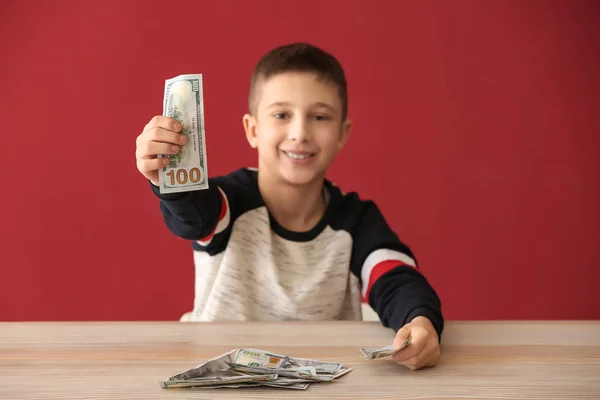 木製のテーブルでドル紙幣とかわいい男の子 子供の養育費の概念 — ストック写真