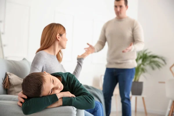 Triste Niño Pequeño Con Sus Padres Disputa Casa — Foto de Stock