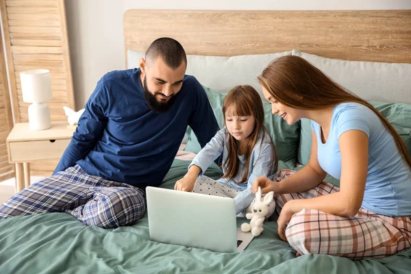 Ευτυχισμένη Οικογένεια Laptop Στο Κρεβάτι Στο Σπίτι — Φωτογραφία Αρχείου