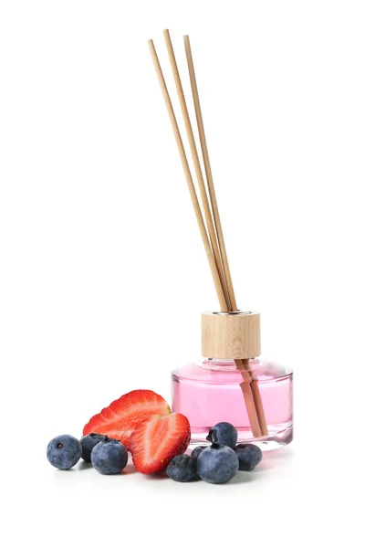 Schilfdiffusor Und Beeren Auf Weißem Hintergrund — Stockfoto