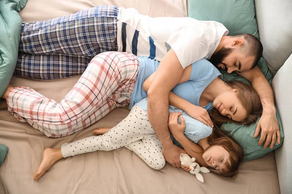 Ευτυχισμένη Οικογένεια Στον Ύπνο Στο Κρεβάτι Στο Σπίτι — Φωτογραφία Αρχείου