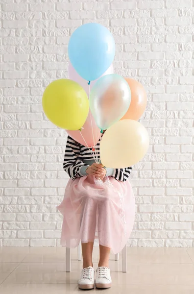 Schöne Junge Frau Mit Luftballons Sitzt Auf Stuhl Der Nähe — Stockfoto