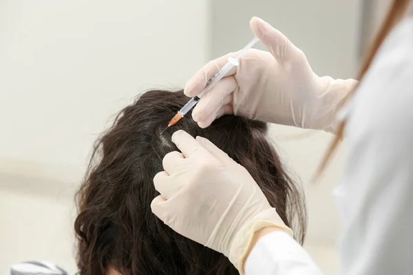Женщина Проблемой Выпадения Волос Получает Инъекцию Клинике — стоковое фото