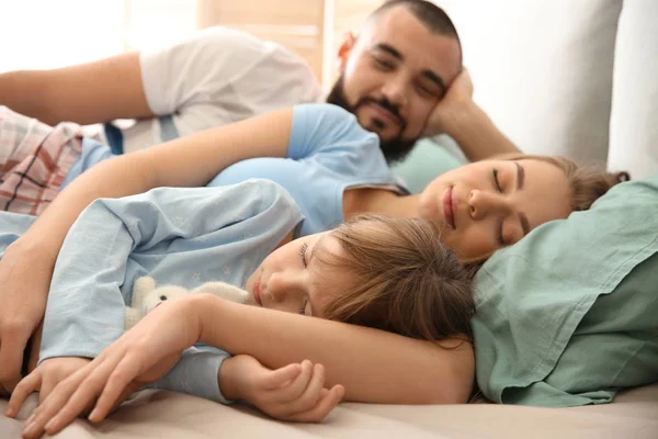 Ευτυχισμένη Οικογένεια Στον Ύπνο Στο Κρεβάτι Στο Σπίτι — Φωτογραφία Αρχείου