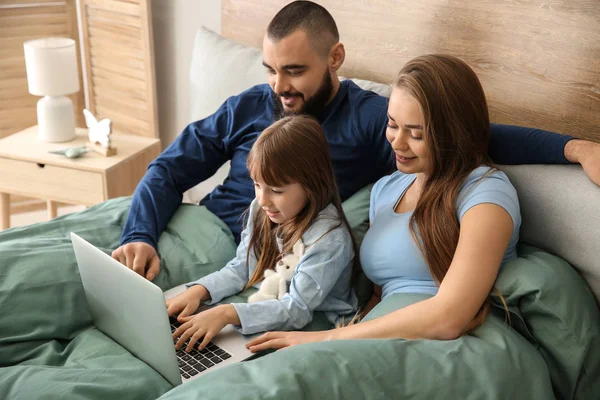 Happy Family Laptop Bed Home — Stock Photo, Image