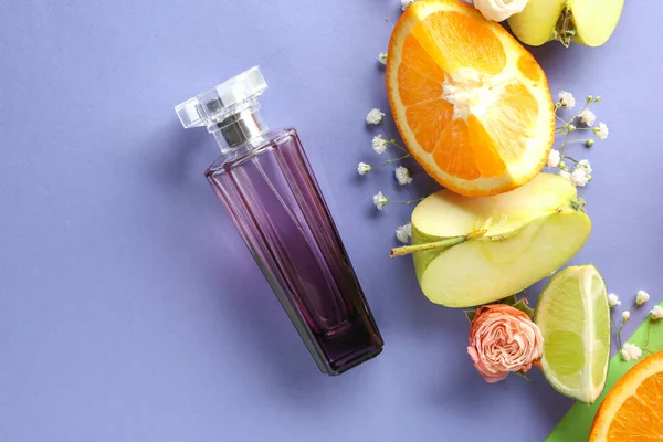 Üveg Parfüm Gyümölcsök Virágok Színes Háttérrel — Stock Fotó