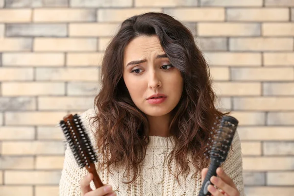 Mujer Con Problemas Pérdida Cabello Contra Pared Ladrillo — Foto de Stock