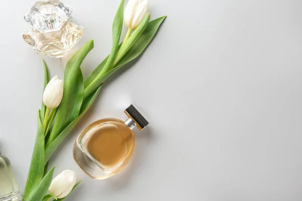 Flaskor Parfym Och Blommor Ljus Bakgrund — Stockfoto