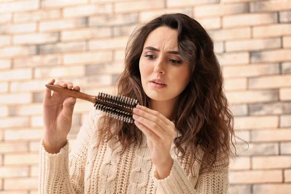 Жінка Проблемою Випадіння Волосся Цегляній Стіні — стокове фото