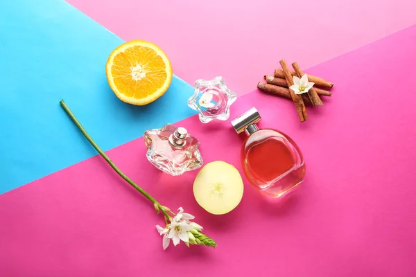 Összetétele Üveg Parfüm Gyümölcsök Virágok Színes Háttérrel — Stock Fotó