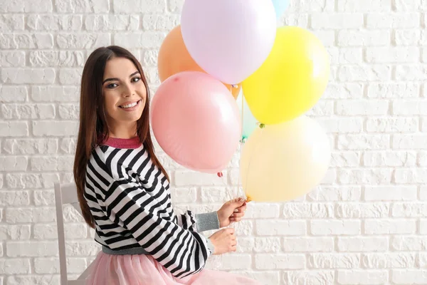 Schöne Junge Frau Mit Luftballons Sitzt Auf Stuhl Der Nähe — Stockfoto