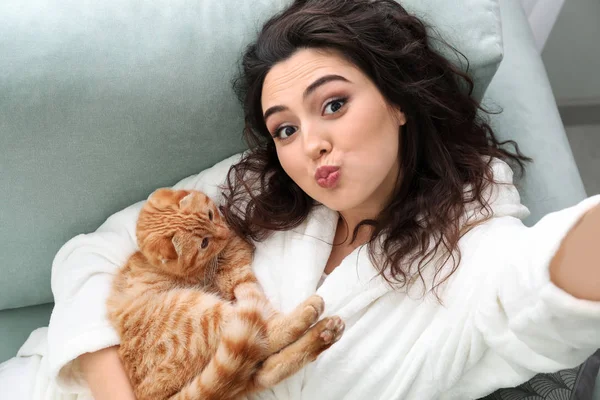 Young Woman Taking Selfie Cute Funny Cat Home — Stock Photo, Image