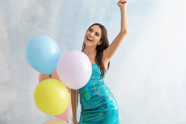 明るい背景に風船を持つ美しい幸せな若い女 — ストック写真