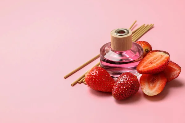 Strawberry Reed Diffuser Color Background — Stock Photo, Image