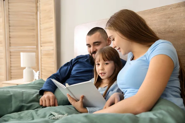 Happy Family Reading Book Bed — Stock Photo, Image