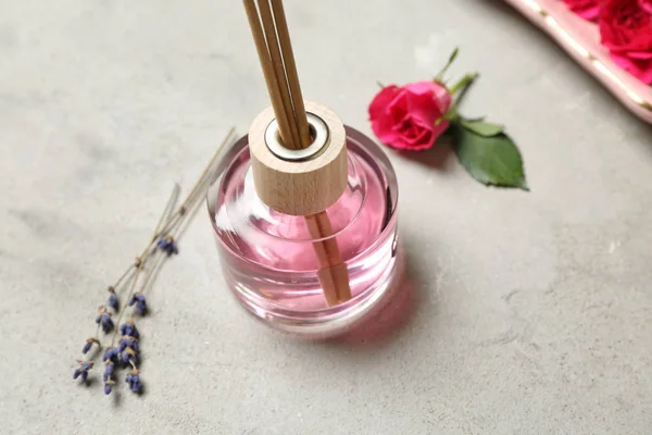 Rose Reed Diffuser Table — Stock Photo, Image