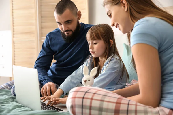 Happy Family Laptop Bed Home — Stock Photo, Image