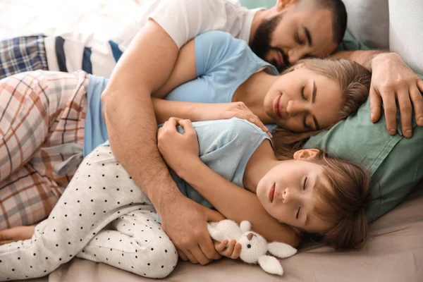 Lycklig Familj Sover Sängen Hemma — Stockfoto