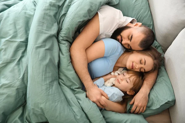 Família Feliz Dormindo Cama Casa — Fotografia de Stock