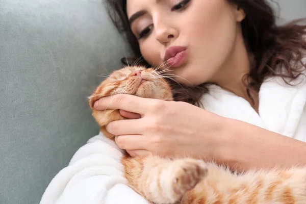 Jeune Femme Avec Chat Drôle Mignon Maison — Photo