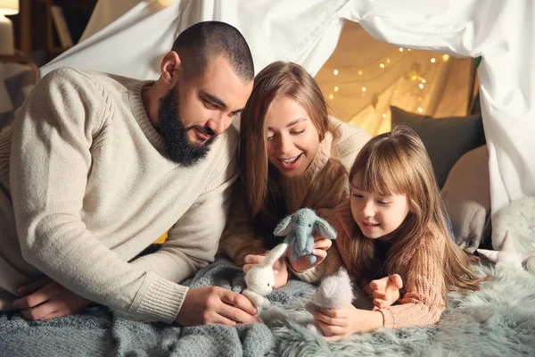 Gelukkig Familie Spelen Met Speelgoed Thuis — Stockfoto