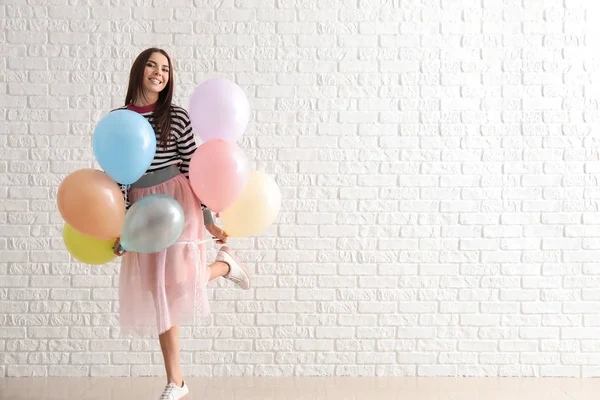 Hermosa Joven Con Globos Cerca Pared Ladrillo Blanco — Foto de Stock