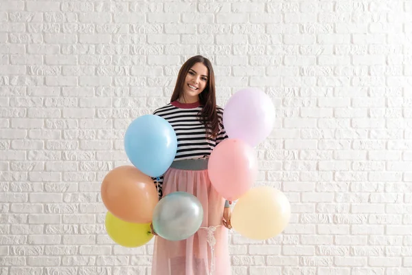 Hermosa Joven Con Globos Cerca Pared Ladrillo Blanco — Foto de Stock