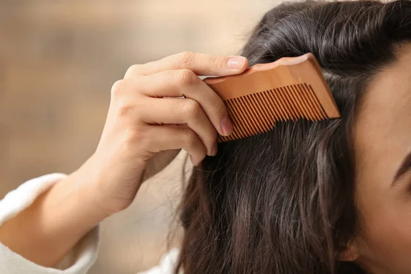 Mujer Peinando Cabello Sobre Fondo Borroso Primer Plano —  Fotos de Stock