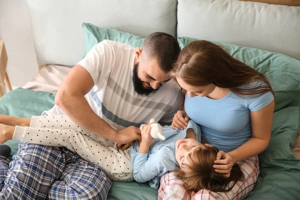 Evde yatakta mutlu aile