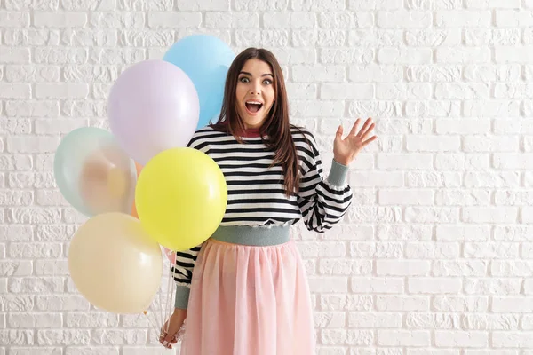 Hermosa Mujer Joven Excitada Con Globos Cerca Pared Ladrillo Blanco — Foto de Stock