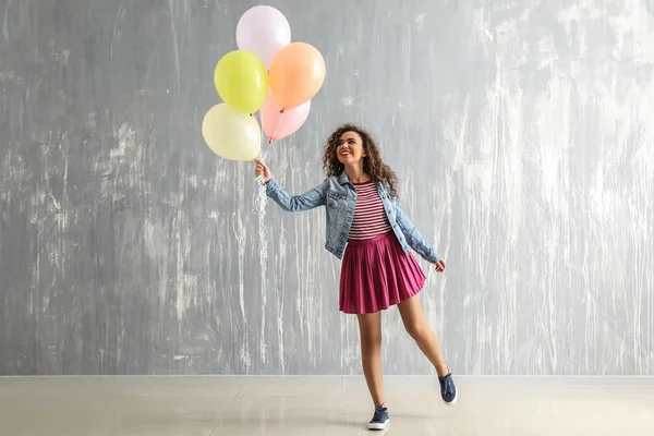 Zorgeloos Jonge Vrouw Met Ballonnen Buurt Van Grunge Muur — Stockfoto