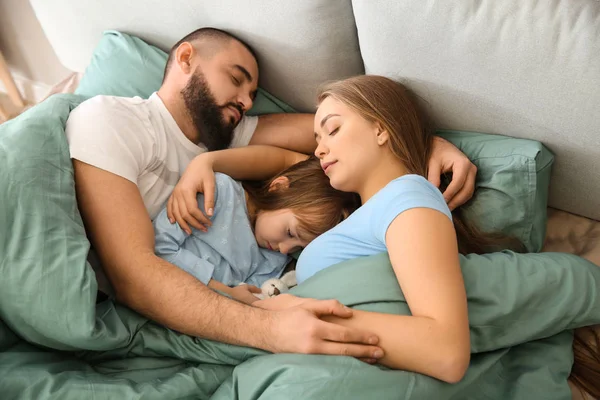 Lycklig Familj Sover Sängen Hemma — Stockfoto