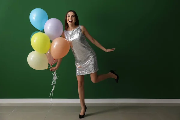Mooie Jonge Vrouw Met Ballonnen Buurt Van Kleur Muur — Stockfoto