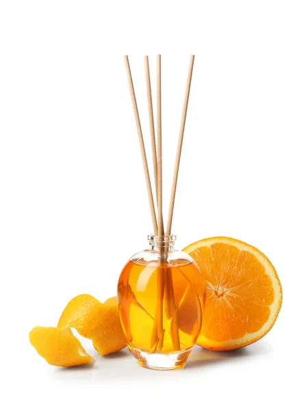 Reed Diffusor Und Orange Auf Weißem Hintergrund — Stockfoto