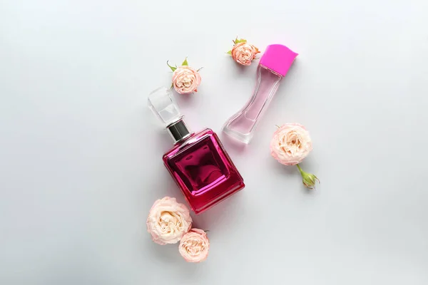Butelek Perfum Kwiatów Jasnym Tle — Zdjęcie stockowe