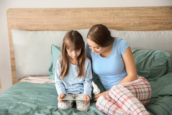 Mother Little Daughter Tablet Computer Bed — Stock Photo, Image