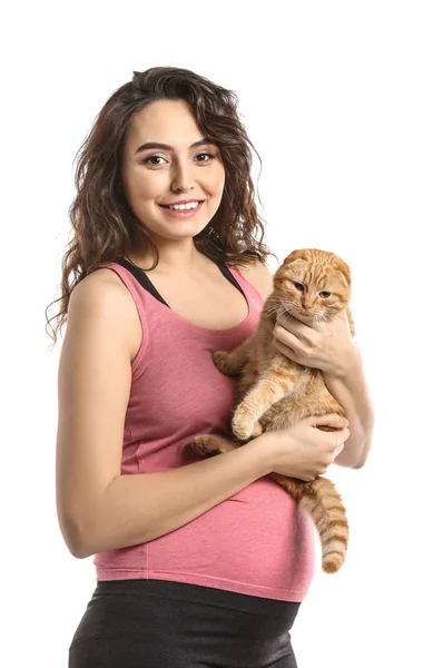 Mujer Embarazada Joven Con Lindo Gato Divertido Sobre Fondo Blanco — Foto de Stock
