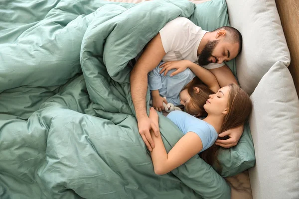 Familie Fericită Dormind Pat Acasă — Fotografie, imagine de stoc