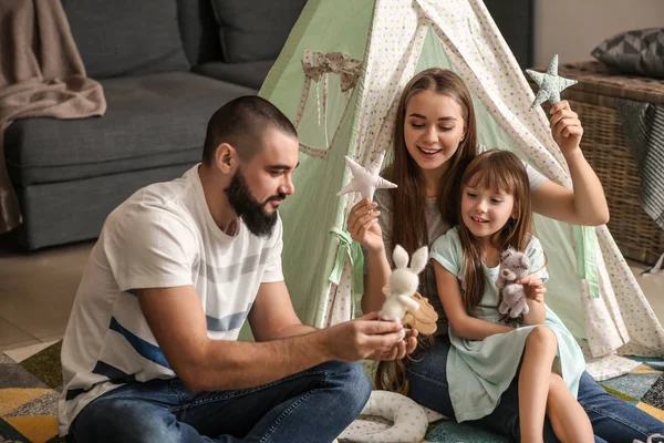 Glad Familj Leker Hemma — Stockfoto