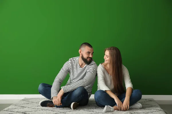 Pareja Joven Sentada Una Alfombra Nuevo Piso Vacío —  Fotos de Stock