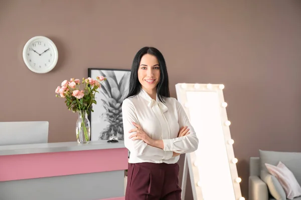 Young Female Receptionist Hotel — Stock Photo, Image