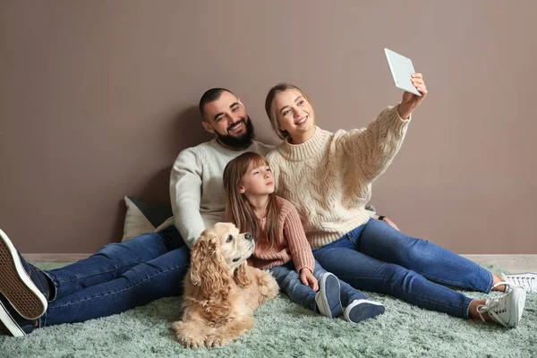 Lycklig Familj Med Söt Hund Tar Selfie Nära Färg Vägg — Stockfoto