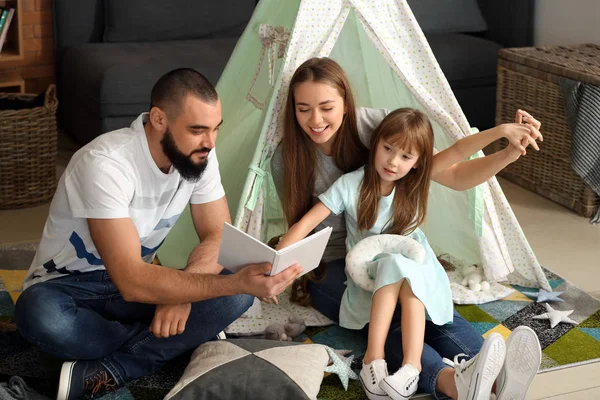 Lycklig Familj Läsa Bok Hemma — Stockfoto