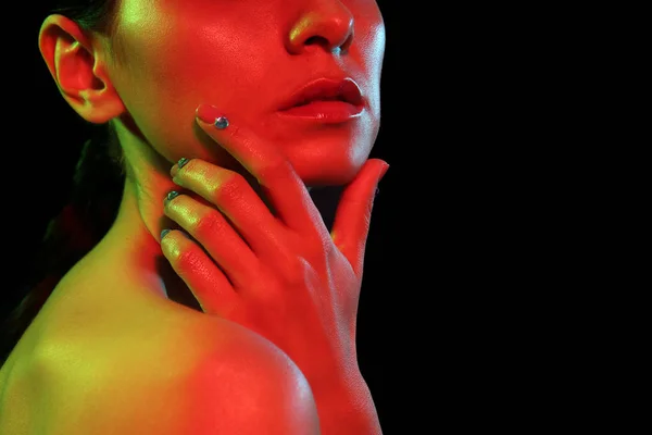 Bella Giovane Donna Luci Neon Sfondo Scuro — Foto Stock