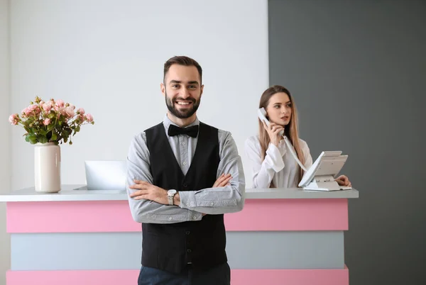 Retrato Recepcionista Masculino Hotel — Fotografia de Stock