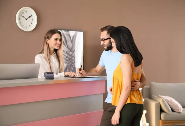 Quarto Reserva Para Casais Jovens Hotel Recepção — Fotografia de Stock