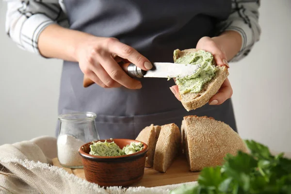 Jonge Vrouw Verspreiding Van Groene Boter Stuk Vers Brood Tafel — Stockfoto