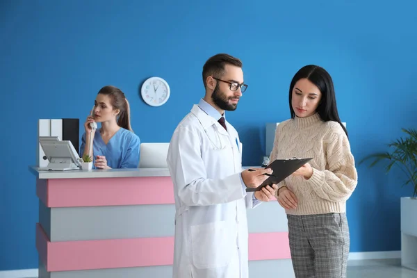 Doctor Consulting Patient Private Clinic — Stock Photo, Image