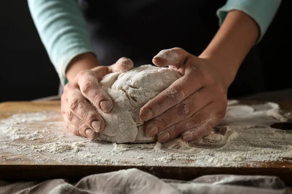 Junge Frau Bereitet Teig Für Brot Tisch Nahaufnahme — Stockfoto